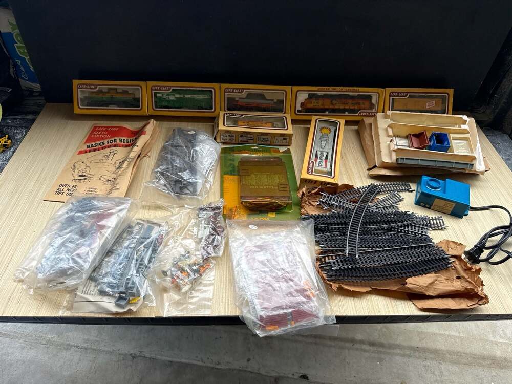 Life-Like HO Scale Model Train Set Lot with Chessie System Locomotive,